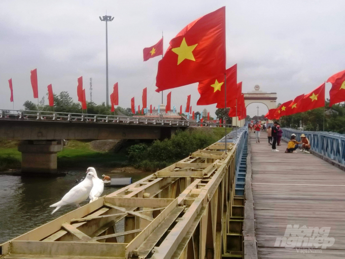 Cầu Hiền Lương - sông Bến Hải, biểu tượng cho khát vọng hòa bình, thống nhất của dân tộc Việ Nam. Ảnh: Công Điền.