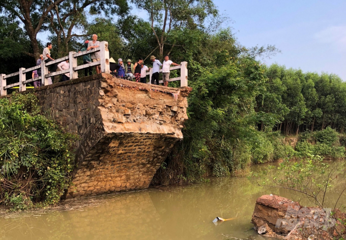 Cây cầu Kêng gãy đôi khiến việc đi lại của người dân thôn Tân Định gặp nhiều khó khăn. Ảnh: CĐ.