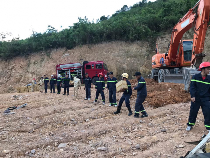 Vận chuyển số lượng thuốc nổ đến vị trí an toàn. Ảnh: CA Quảng Trị.