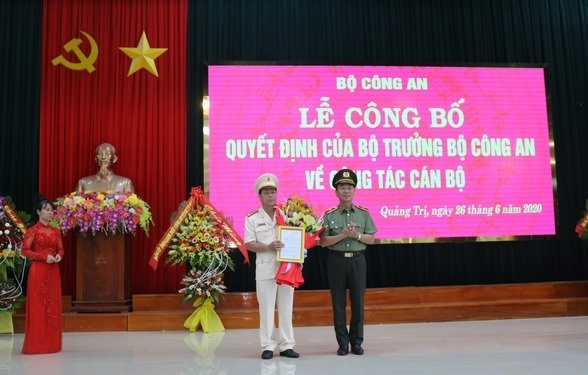 Đại tá Nguyễn Văn Thanh (trái) nhận quyết định từ Thiếu tướng Trần Quốc Tỏ - Thứ trưởng Bộ Công an. Ảnh: CĐ.