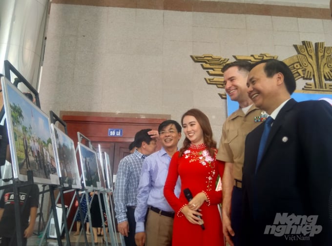 Ông Võ Văn Hưng, Chủ tịch UBND tỉnh Quảng Trị (bìa phải) và Thiếu tá Chuck Casey tham quan triển lãm. Ảnh: Công Điền.