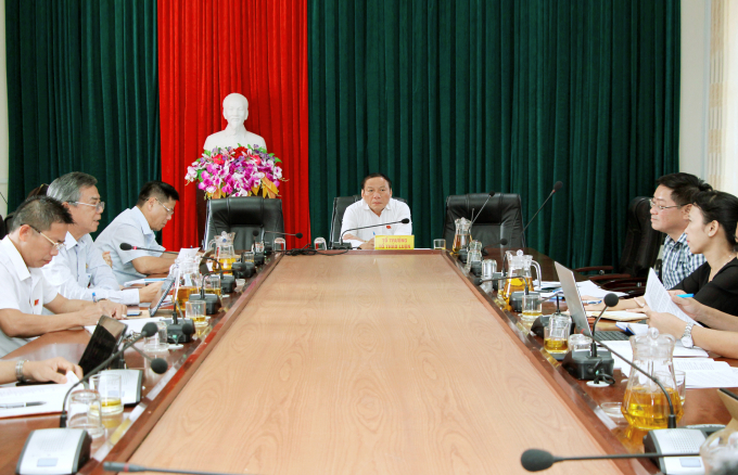 Ông Nguyễn Văn Hùng (ngồi giữa) chủ trì phiên thảo luận tại tổ trong kỳ họp thứ 16 HĐND tỉnh Quảng Trị khóa VII. Ảnh: Báo Quảng Trị.