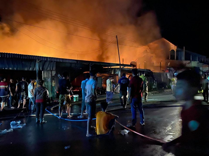 Người dân địa phương Lào nỗ lực dập lửa. Ảnh: Phan Vĩnh.