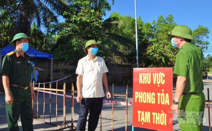 Ông Võ Văn Hưng (áo trắng, giữa), Chủ tịch UBND tỉnh Quảng Trị đi kiểm tra các khu các ly chiều ngày 8/8. Ảnh: CĐ.