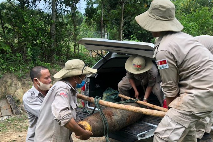 Quả bom 'lùi' có trọng lượng gần 230 kg được nhân viên Tổ chức Peace Trees Vietnam đưa về nơi hủy nổ. Ảnh: PTV.