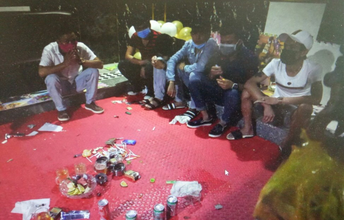 Nhóm thanh niên tụ tập ăn nhậu và sử dụng ma túy dưới tầng hầm quán karaoke. Ảnh: CATP.