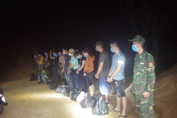 Nhóm người xuất cảnh trái phép sang Lào bị lực lượng Biên phòng Quảng Trị phát hiện, bắt giữ. Ảnh: BPQT.