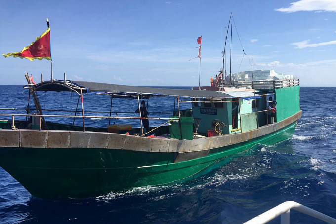 Tàu cá Trung Quốc bị phát hiện khi đang đánh bắt thủy sản trên vùng biển Quảng Trị. Ảnh: BPQT.