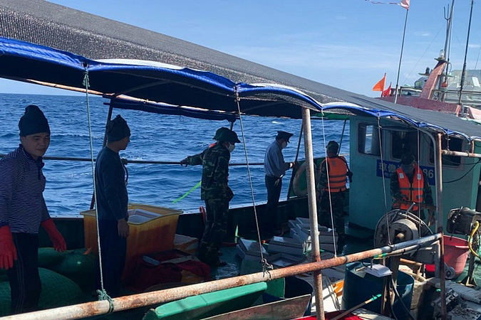 Lực lượng chức năng Việt Nam tiếp cận tàu cá Trung Quốc. Ảnh: BPQT.