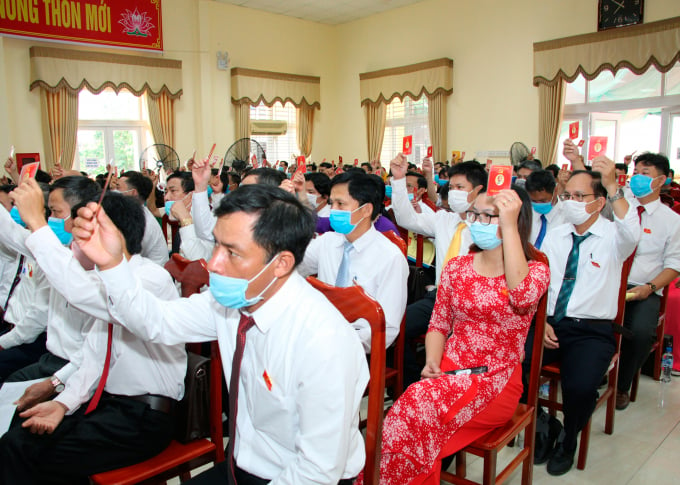 Các đại biểu thông qua Nghị quyết Đại hội Đảng bộ huyện Vĩnh Linh, nhiệm kỳ 2020 - 2021. Ảnh: TD.