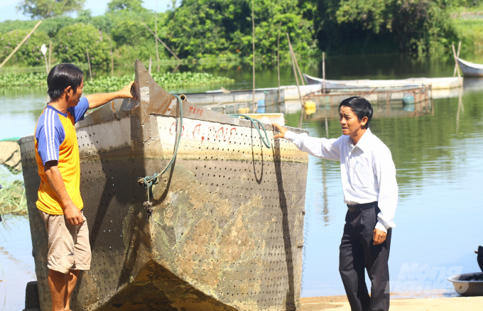 Anh Phạm Văn Một (bên trái) giới thiệu về cấu tạo của chiếc 'lồng thuyền'. Ảnh' Công Điền.