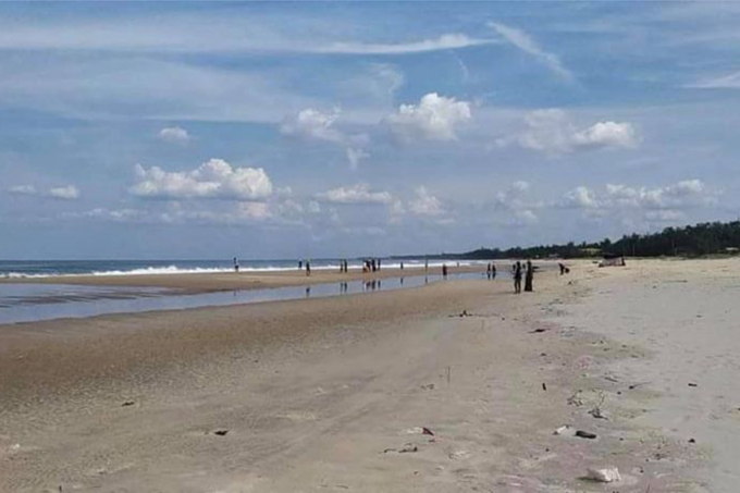 Khu vực bãi biển Cát Sơn, nơi sinh viên N.Đ.A.T bị sóng cuốn trôi mất tích. Ảnh: VL.
