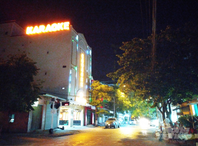Một quán karaoke tại đường Nguyễn Trãi, TP. Đông Hà sáng đèn chờ đón khách trở lại. Ảnh: Công Điền.