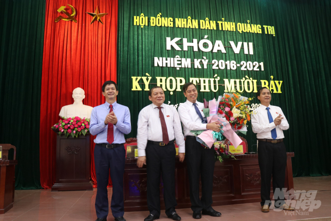Tân Chủ tịch HĐND tỉnh Quảng Trị Nguyễn Đăng Quảng nhận hoa chúc mừng từ lãnh đạo tỉnh Quảng Trị. Ảnh: Công Điền.