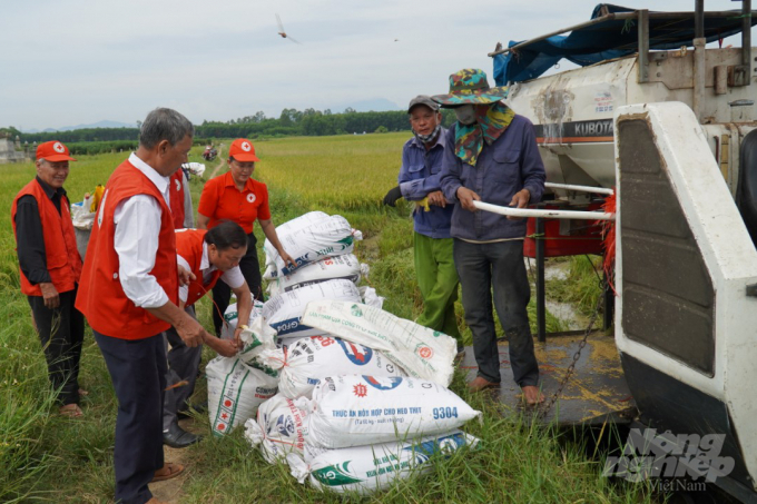 Những hộ gia đình neo đơn, già yếu đều được các lượng lượng xung kích như Hội Chữ Thập Đỏ, thanh niên ra tận đồng hỗ trợ thu hoạch. Bà Phan Thị Dàn, thôn Bích Giang, xã Cam Hiếu, huyện Cam Lộ cho biết: 'Nhà tôi có 2 mẫu lúa đang đang chuẩn bị thu vào vụ thu hoạch thì nghe tin bão đến. Hai hôm nay, tôi thuê máy gặt, nhờ người gặt giúp để tránh bão. May nhờ có các anh chị trong Hội Chữ Thập Đỏ xã giúp vận chuyển nên cũng đỡ vất vả'.