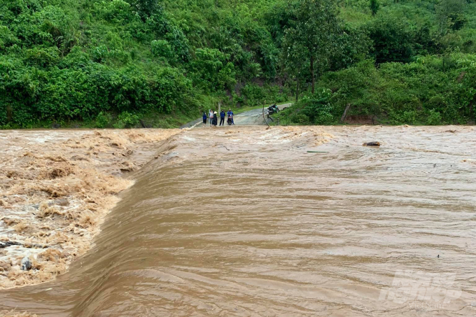 Tuyến đường vào xã A Vao, huyện Đakrông bị chia cắt vì nước ngập sâu. Ảnh: CĐ.