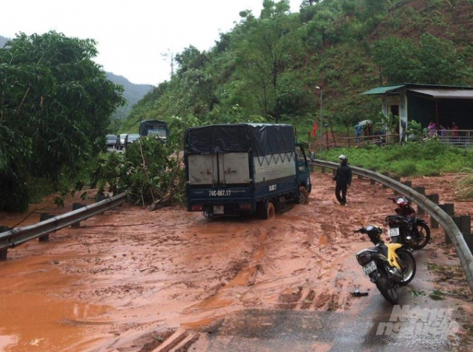 Tuyến đường Hồ Chí Minh nhánh Tây bị sạt lở ở km30, đoạn qua xã Húc Nghì, huyện Đakrông gây tắc đường. Ảnh: CĐ.