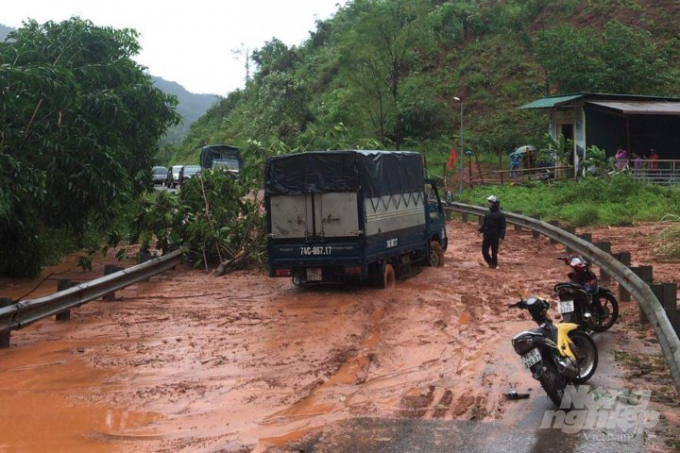 Tuyến đường Hồ Chí Minh nhánh Tây bị sạt lở tại Km30 thuộc địa bàn xã Húc Nghì, huyện Đakrông. Ảnh: CĐ.