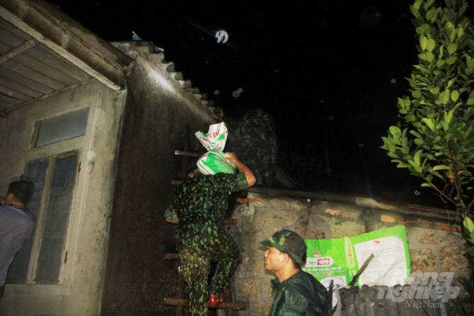 Lực lượng Biên phòng Quảng Trị chằng chống nhà cửa cho người dân. Ảnh: CĐ.