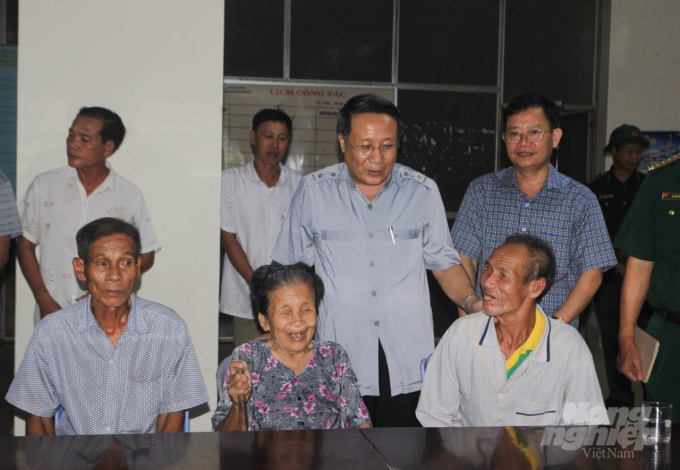 Lãnh đạo tỉnh Quảng Trị và huyện Gio Linh thăm các hộ dân sơ tán tối 17/9. Ảnh: CĐ.
