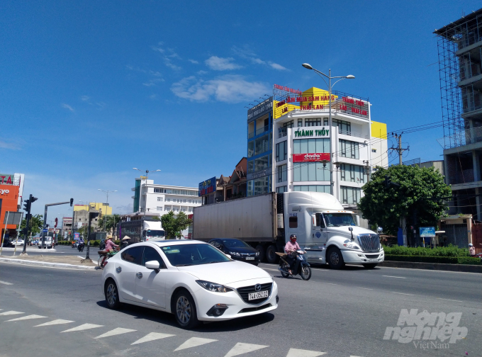 Do không có đường tránh nên các xe tải nặng phải đi xuyên qua trung tâm thành phố Đông Hà (tỉnh Quảng Trị), tiềm ẩn nguy cơ tai nạn giao thông. Ảnh: Công Điền.