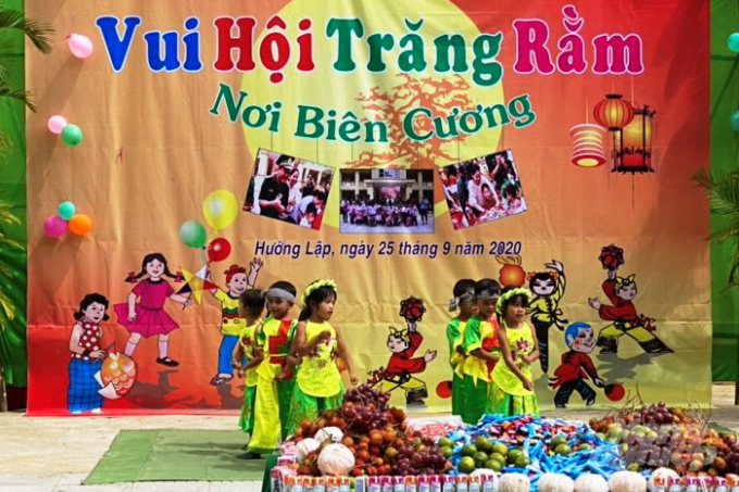 Trời vừa nhá nhem tối, hàng trăm đứa trẻ đồng bào dân tộc Bru – Vân Kiều từ các bản làng xa xôi nép mình nơi dãy Trường Sơn trực chỉ Đồn Biên phòng Cù Bai. Tiếng trẻ thơ í ới gọi nhau 'crap-ra-aling, crap-ra-aling…' rộn rã cả một góc trời biên giới.