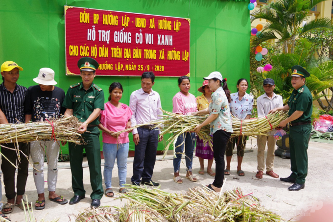 Nhân dịp này, Đồn Biên phòng Cù Bai phối hợp với chính quyền xã Hướng Lập trao giống cỏ voi xanh cho các hộ dân có hoàn cảnh khó khăn trên địa bàn xã. Thiếu tá Nguyễn Duy Thánh, Chính trị viên Đồn Biên phòng Cù Bai cho biết: 'Đây là giống cỏ voi phù hợp với điều kiện khí hậu, thổ nhưỡng của vùng biên giới Việt – Lào. Số cỏ giống trên sẽ góp phần giúp bà con nông dân nghèo nơi đây từng bước chuyển đổi từ chăn nuôi gia súc dựa vào nguồn thức ăn tự nhiên sang chăn nuôi nhốt. Qua đó có cơ hội mở rộng sản xuất, vươn lên thoát nghèo'.  