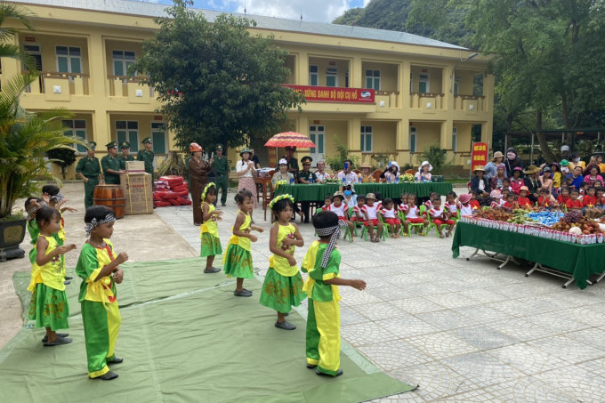 Ngoài việc được nhận nhiều bánh kẹo, đồ chơi, các chiến sĩ bộ đội biên phòng, thành viên đoàn tình nguyện và các thầy cô giáo còn tổ chức một số hoạt động vui chơi, giải trí bổ ích và ý nghĩa, nhằm động viên, khuyến khích các em thiếu niên, nhi đồng ngày càng chăm ngoan, học giỏi.