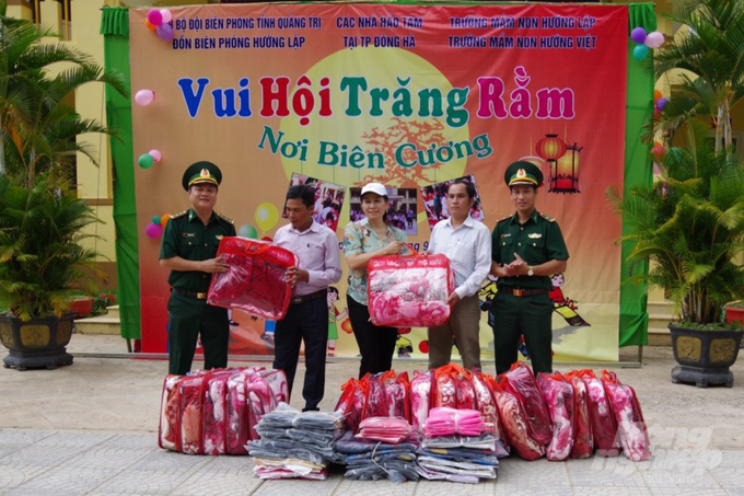 Trong khuôn khổ chương trình Vui hội trăng rằm nơi biên cương, đại diện đoàn thiện nguyện tại thành phố Đông Hà đã trao tặng 250 suất quà trung thu với tổng trị giá khoảng 60 triệu đồng, gồm: áo ấm, chăn bông, tủ lạnh, nồi cơm điện…. Đây là những món quà ý nghĩa giúp cô trò của điểm trường Cuôi thuộc Trường Mầm non Hướng Lập, cũng là điểm trường khó khăn nhất của xã Hướng Lập có thêm điều kiện dạy học.