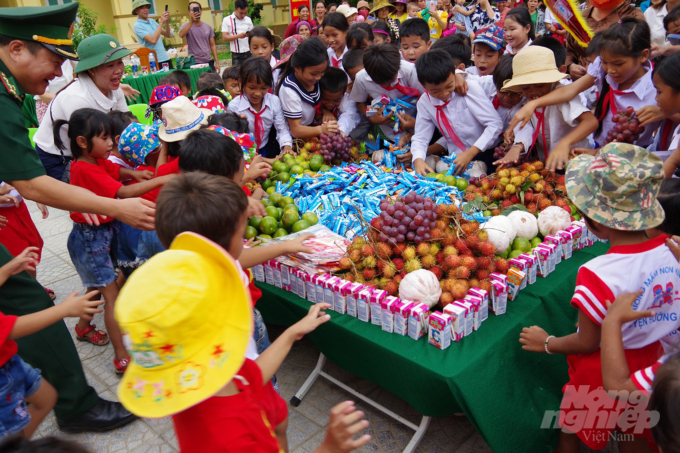 Đồn Biên phòng Cù Bai (Bộ đội Biên phòng tỉnh Quảng Trị) phối hợp với các tổ chức thiện nguyện và đơn vị trường học vừa tổ chức chương trình Vui hội trăng rằm nơi biên cương dành cho học sinh trên địa bàn 2 xã Hướng Việt và Hướng Lập (huyện Hướng Hóa, tỉnh Quảng Trị).