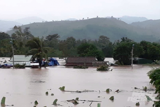 Mưa lũ gây ngập lụt hàng trăm nhà dân tại tỉnh Quảng Trị. Ảnh: Công Điền.
