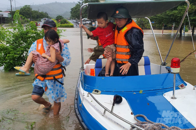 Bộ đội Biên phòng Quảng Trị giúp người dân thị trấn biên giới Lao Bảo, huyện Hướng Hóa di chuyển đến nơi an toàn. Ảnh: Công Điền.