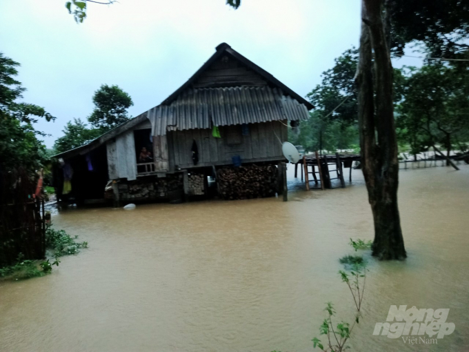 Một ngôi nhà ở huyện miền núi Hướng Hóa, tỉnh Quảng Trị bị nước lũ bủa vây. Ảnh: Công Điền.