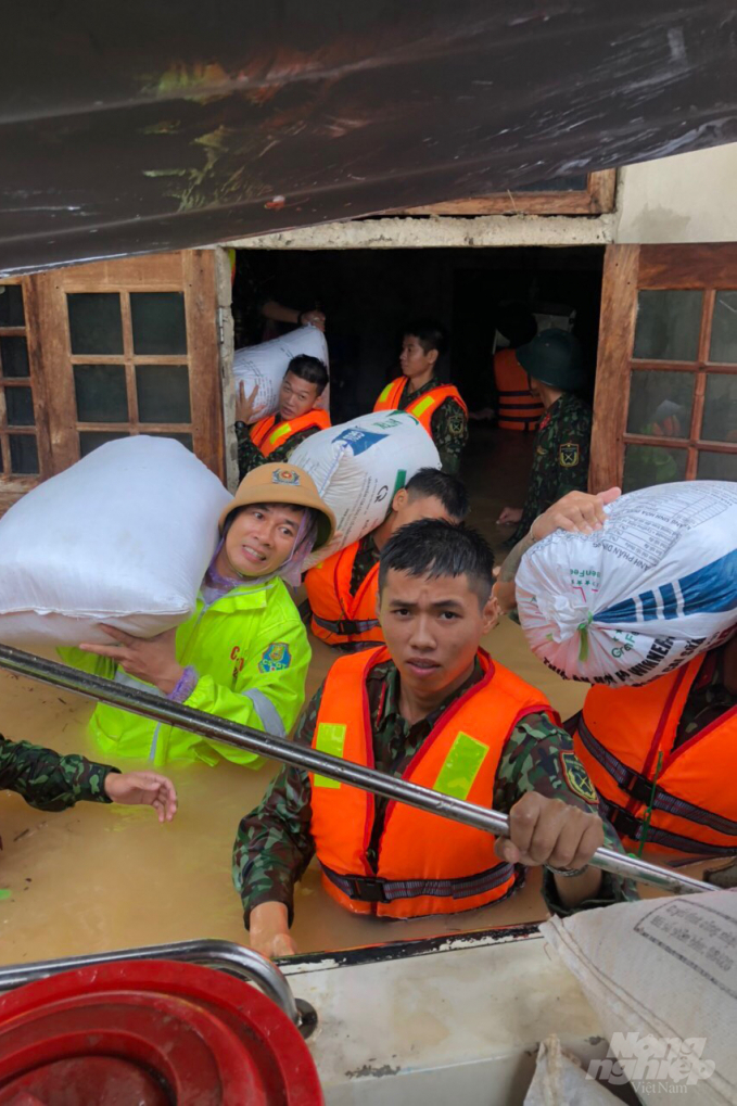 Trong đêm ngày 7 và sáng 8/10, hàng ngàn hộ dân sống ở các vùng thấp trũng, nguy cơ sạt lở cao đã được các lực lượng chức năng tỉnh Quảng Trị hỗ trợ sơ tán để phòng tránh lũ lụt. Ảnh: Công Điền.