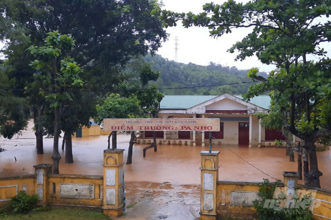 Nước lũ tràn vào điểm trường Pa Nho ở huyện Hướng Hóa, tỉnh Quảng Trị. Ảnh: Công Điền.