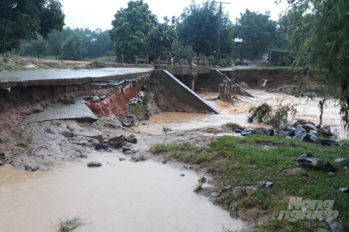 Cầu làng Vây ở xã Tân Lập, huyện Hướng Hóa bị sạt lở nghiêm trọng. Ảnh: Công Điền.