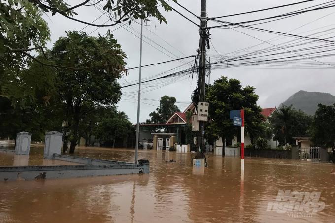 Nhiều tuyến đường ở thị trấn Lao Bảo, huyện Hướng Hóa đã bị ngập gần 1 mét. Ảnh: Công Điền.