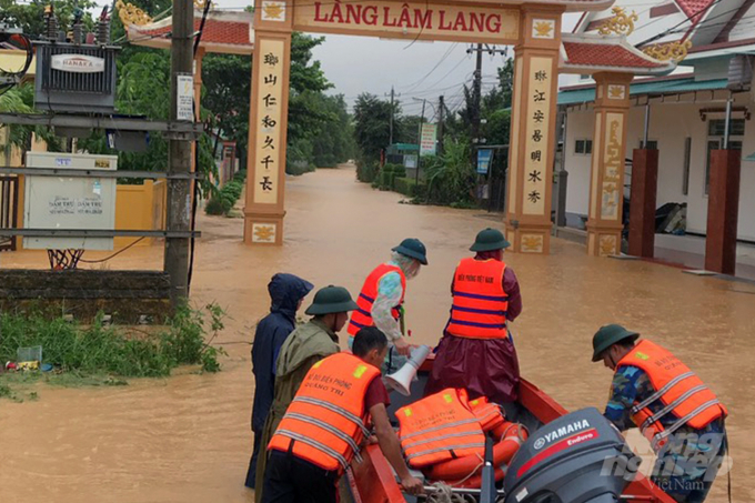 Lực lượng chức năng tỉnh Quảng Trị dùng cano sơ tán người ở huyện Cam Lộ. Ảnh: Công Điền.