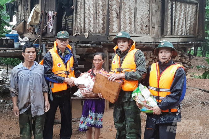 Để kịp thời hỗ trợ người dân cho các thôn bị chia cắt và các gia đình neo đơn khó khăn trên địa bàn xã Hướng Lập và Hướng Việt, ngay trong mưa lũ đang hoành hành, các cán bộ, chiến sĩ Đồn Biên phòng Cù Bai đã băng rừng, vượt suối đưa 45 két mì tôm và 50 kg gạo để trao tận tay cho người dân. Theo Thiếu tá Trần Thái Sơn, trước diễn biến phức tạp của thời tiết trong những ngày tới, bên cạnh chủ tăng cường công tác bám, nắm tình hình địa bàn và tuyên truyền nhân dân biết diễn biến của áp thấp nhiệt đới, không ra sông đánh bắt cá, vớt củi.