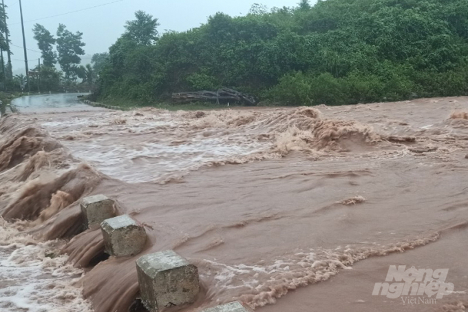 Nước chảy xiết tràn qua một cây cầu tràn ở xã Hướng Việt, huyện Hướng Hóa. Ảnh: Công Điền.