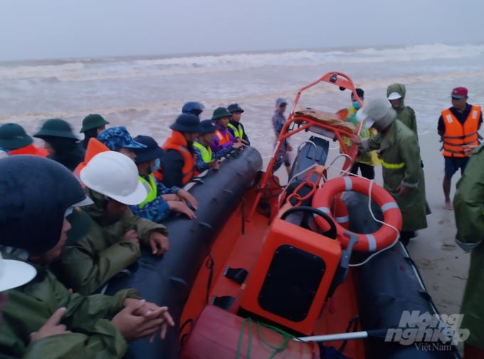 Đội cứu hộ dùng thuyền cao su để tiếp cận tàu gặp nạn. Ảnh: Công Điền.