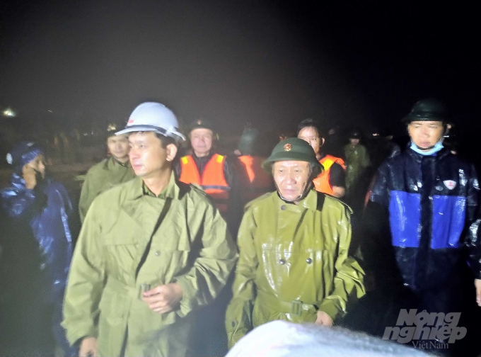 Lãnh đạo tỉnh Quảng Trị có mặt động viên các lực lượng cứu hộ. Ảnh: Công Điền.