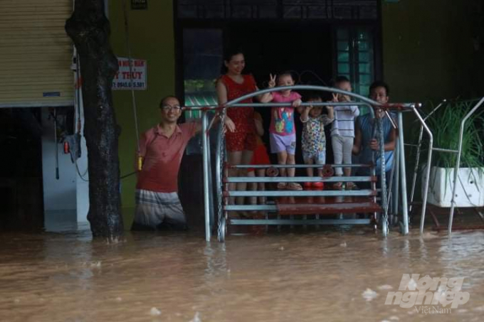 Nước ngập quá đầu gối trên một tuyến đường ở trung tâm thị xã Quảng Trị. Ảnh: Công Điền.