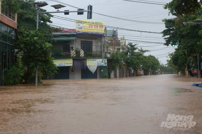 Cảnh vắng lặng trên một con đường ở thị xã Quảng Trị sau khi nước dâng cao. Ảnh: Công Điền.
