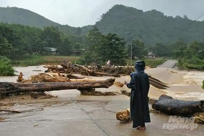 Mưa lũ khiến nhiều cầu tràn ở các địa phương miền núi Quảng Trị ngập sâu trong nước, tiềm ẩn nhiều nguy hiểm. Ảnh: Công Điền.