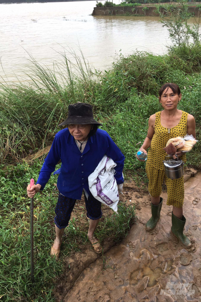 Những người dân ở xã Hải Lâm đứng ven đường chờ đoàn thiện nguyện. Ảnh: Hải Yến.