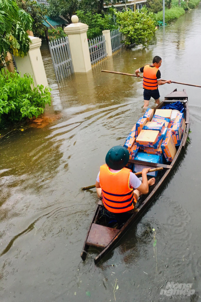 Có nhiều đoạn nước vẫn còn ngập sâu, đoàn thiện nguyện phải dùng ghe để di chuyển. Ảnh: Hải Yến.