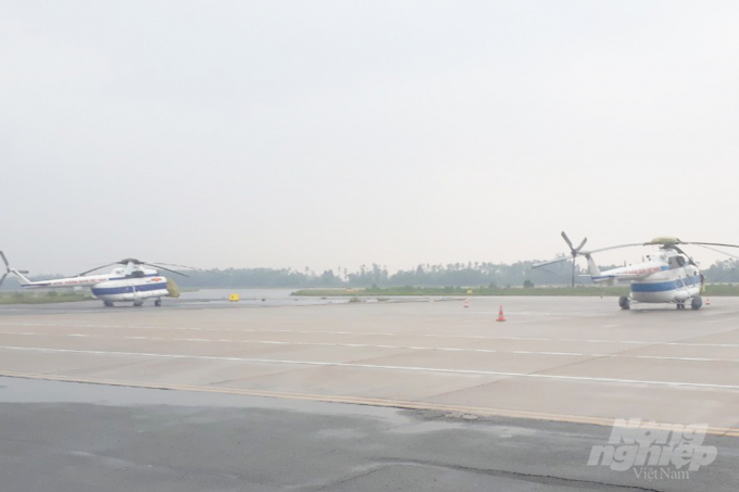 2 chiếc trực thăng đang đậu tại sân bay Phú Bài chiều 13/10. Ảnh: NL.