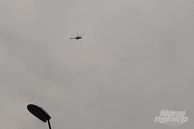 Một trực thăng bay trên bầu trời khu vực đặt Sở chỉ huy tiền phương ở xã Phong Xuân, huyện Phong Điền, tỉnh Thừa Thiên - Huế. Ảnh: Tiến Thành.