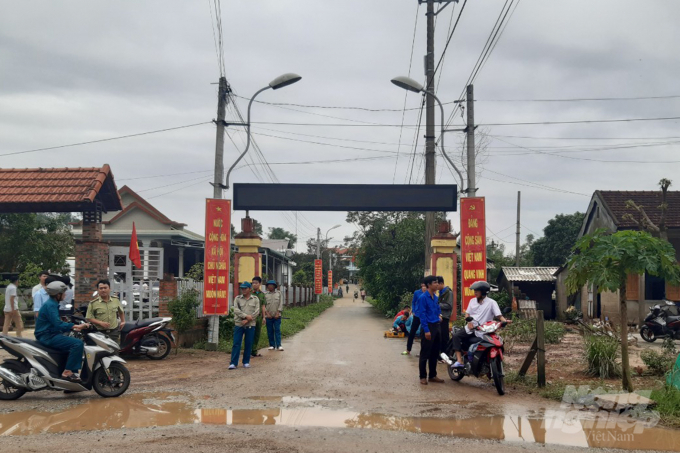 Đường vào Sở chỉ huy tiền phương tại xã Phong Xuân, huyện Phong Điền bị phong tỏa. Các lực lượng chức năng đã chốt chặn các tuyến đường dẫn vào khu vực này. Ảnh: Tiến Thành.